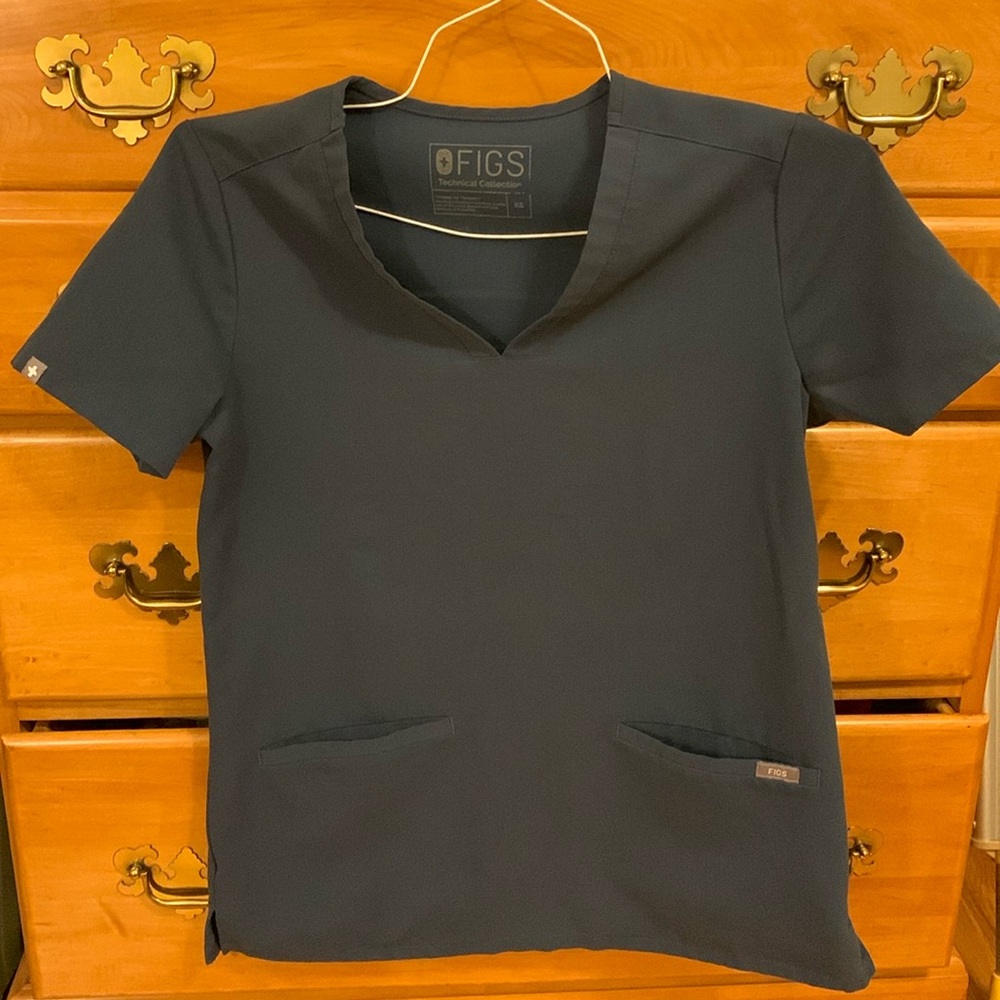 FIGS Casma 3 pocket scrub top. DARK HARBOR. Size: XS